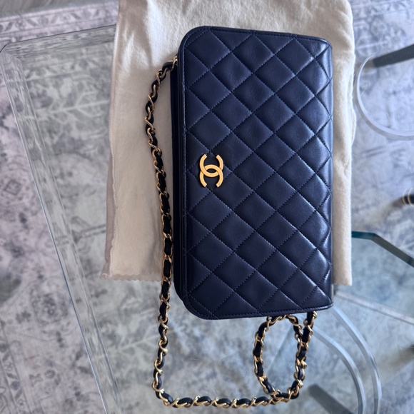 ✨ Authentic Chanel Navy Quilted Crossbody Bag – Excellent Condition ✨ - Picture 7 of 8